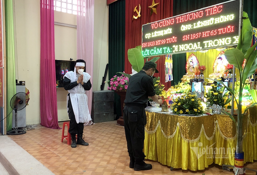 Bà nội và bố đẻ mất, Thượng úy CSCĐ nén nỗi đau ở lại chống dịch tại Bắc Giang