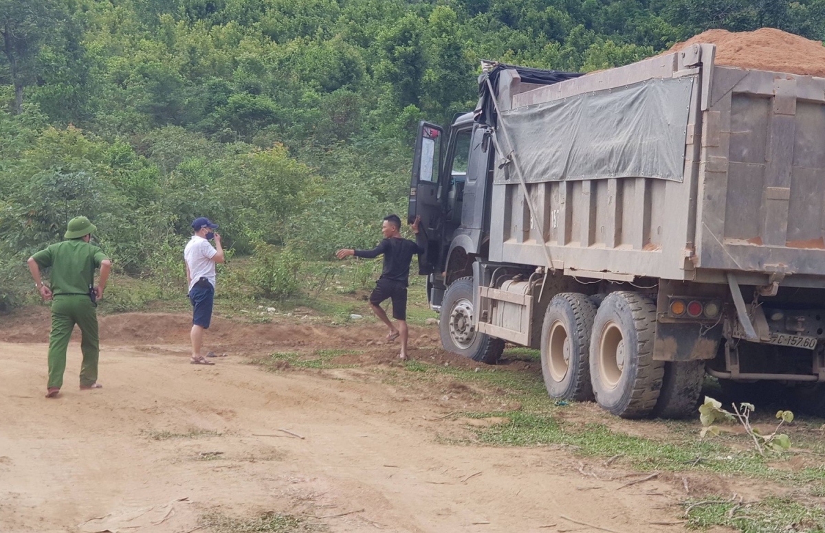 "Đột kích" bắt quả tang khai thác cát trái phép giữa lòng hồ thủy điện