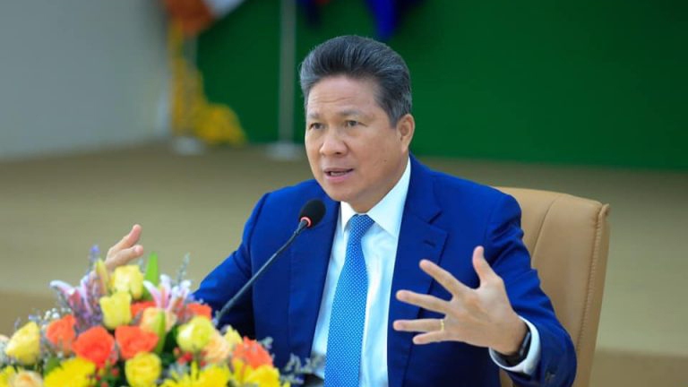 Campuchia hủy thầu, “trảm tướng” vì làm đường chất lượng kém