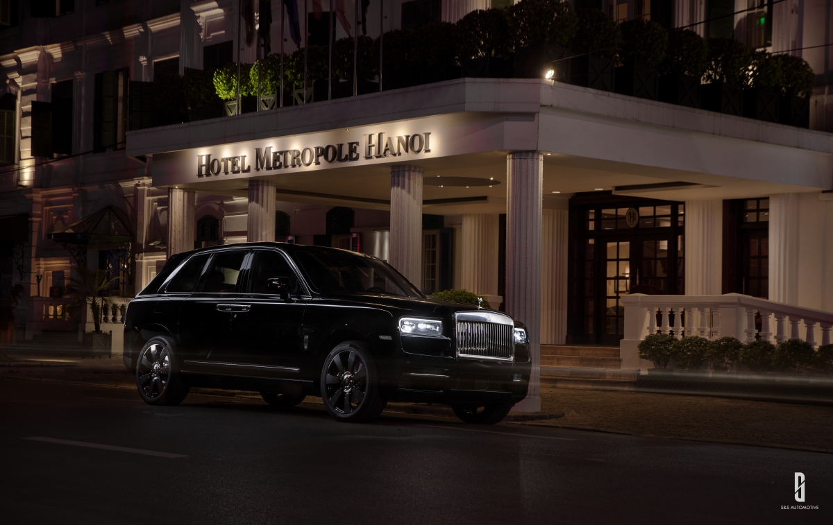 Cận cảnh 'viên kim cương' Rolls-Royce Cullinan trên phố đêm Hà Nội