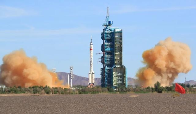 Trung Quốc phóng thành công tàu Thần Châu-12 đưa người lên trạm vũ trụ