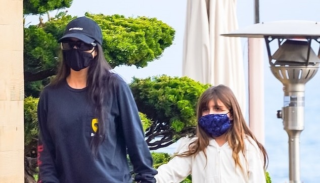 Kourtney Kardashian dẫn con gái cưng đi ăn trưa tại nhà hàng bên bờ biển