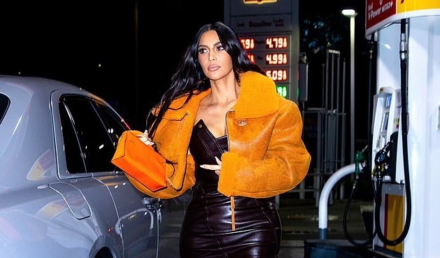 Kim Kardashian diện đầm bó tôn dáng đi ăn tối cùng bạn bè