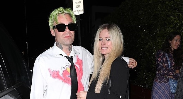 Avril Lavigne hẹn hò lãng mạn cùng bạn trai ở Santa Monica
