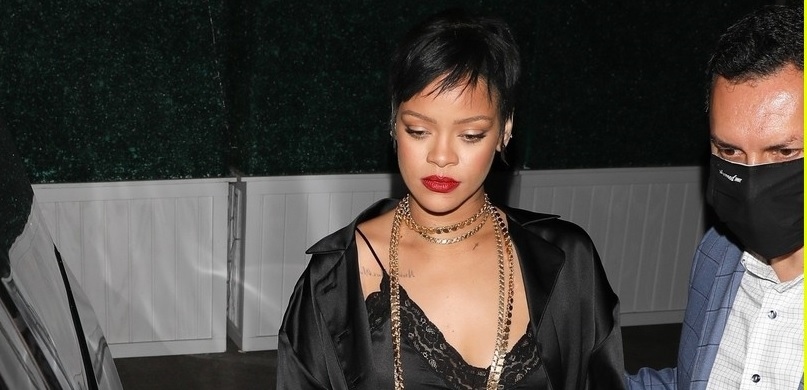 Rihanna diện đồ lụa gợi cảm đi ăn cùng bạn bè