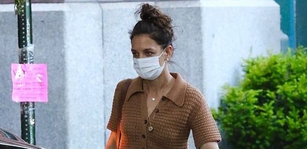 Katie Holmes giản dị đi ăn tối cùng bố ở New York