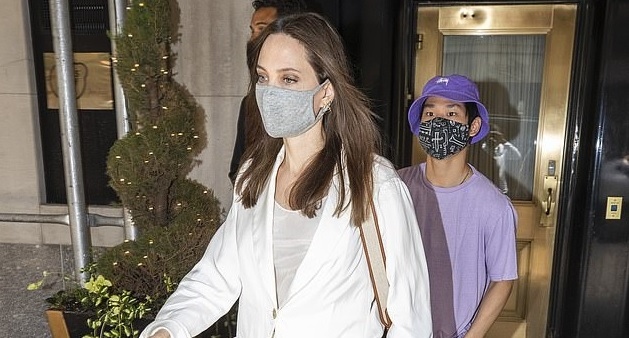 Angelina Jolie thanh lịch đi mua sắm cùng các con sau khi đến thăm nhà chồng cũ