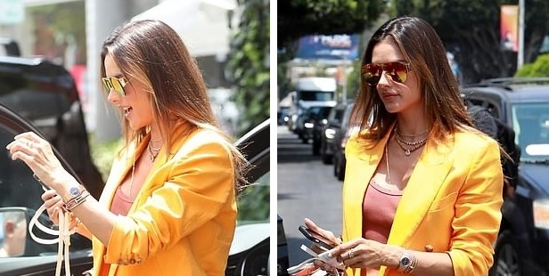 Alessandra Ambrosio diện blazer màu cam nổi bật đi ăn trưa cùng bạn bè