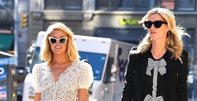 Paris Hilton diện đầm ren điệu đà đi dạo phố cùng em gái