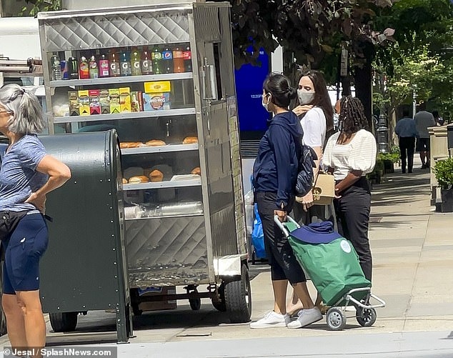 Angelina Jolie giản dị đưa con gái Zahara đi mua sắm ở New York