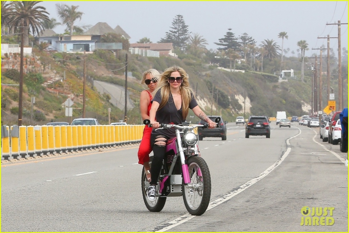 Avril Lavigne hào hứng lái xe mô tô chở bạn đi chơi