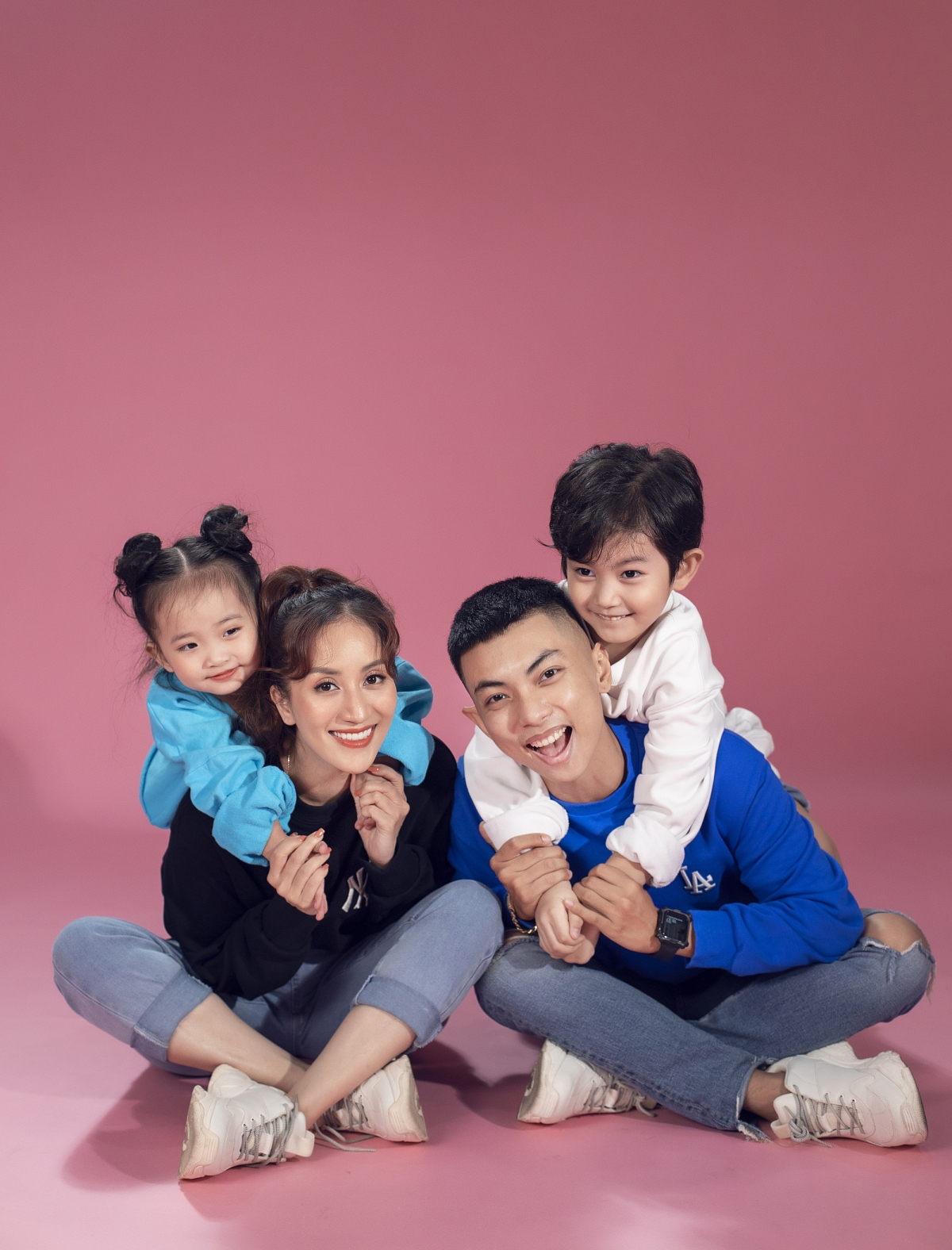 Gia đình Khánh Thi - Phan Hiển dễ thương, tinh nghịch trong bộ ảnh mùa hè