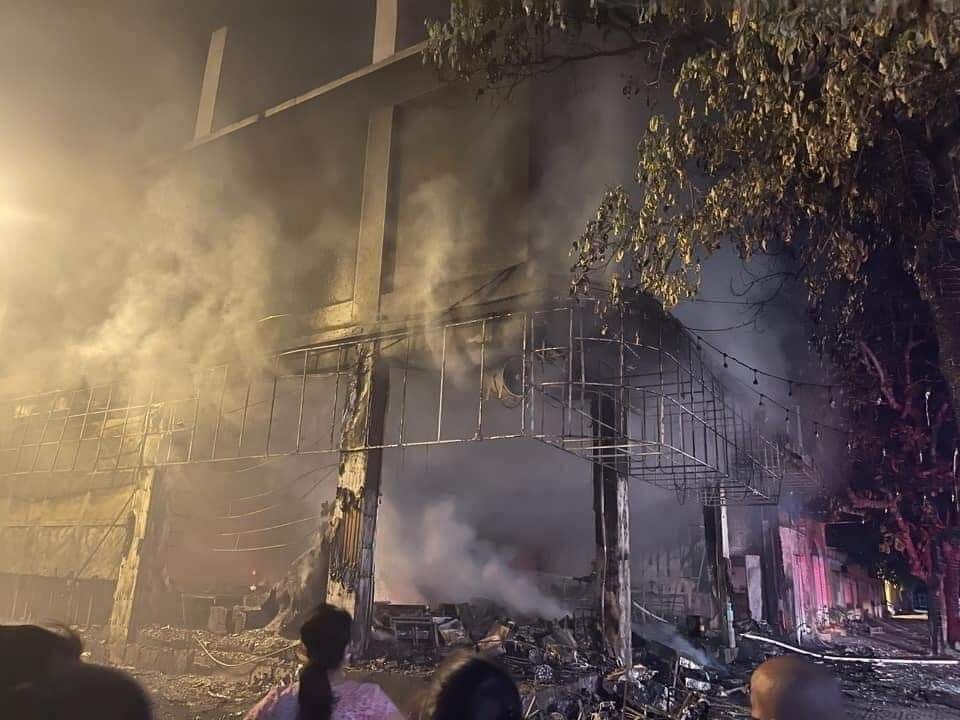 Phòng trà lớn ở thành phố Vinh bốc cháy dữ dội giữa đêm, 6 người thiệt mạng