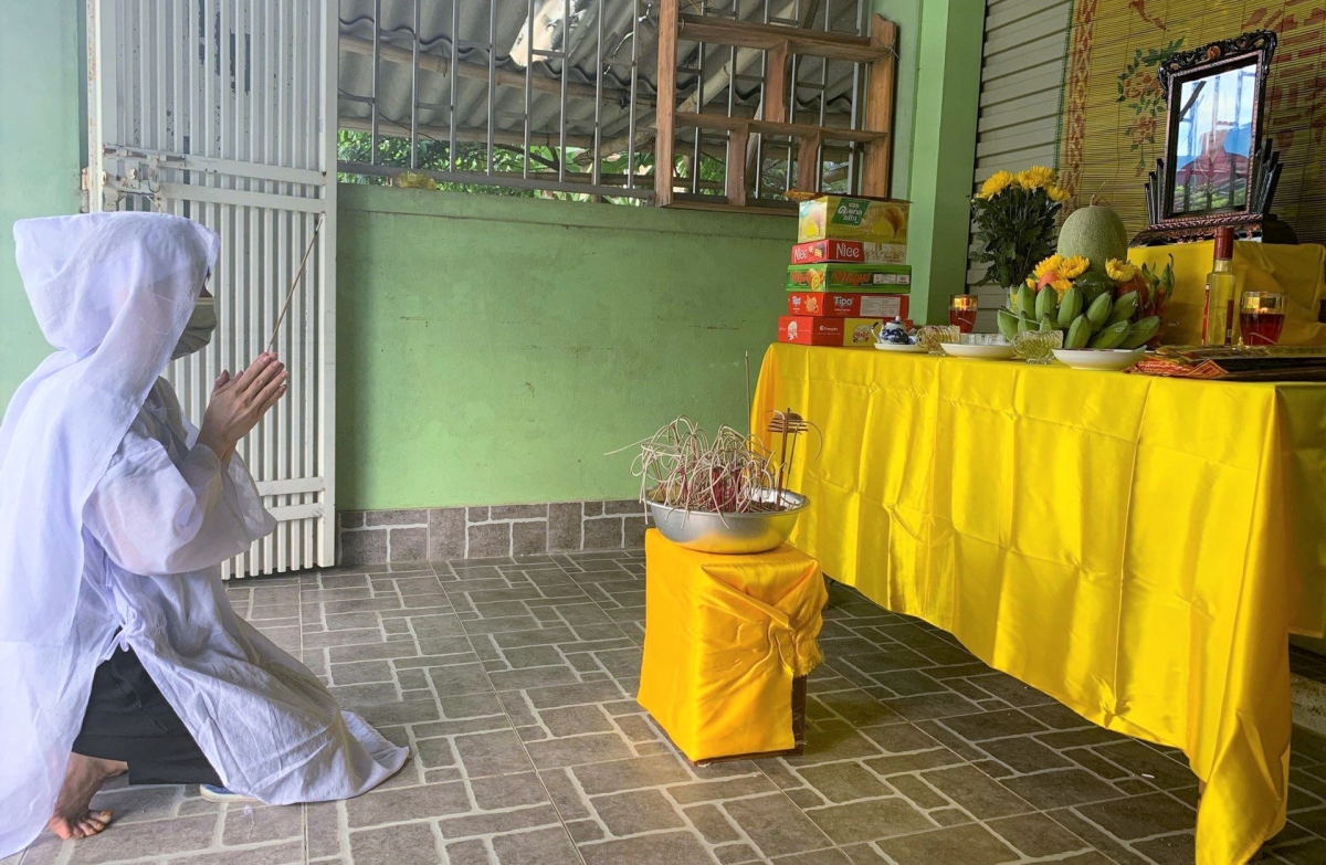 Nữ nhân viên y tế lập bàn thờ chịu tang mẹ ở vùng phong tỏa