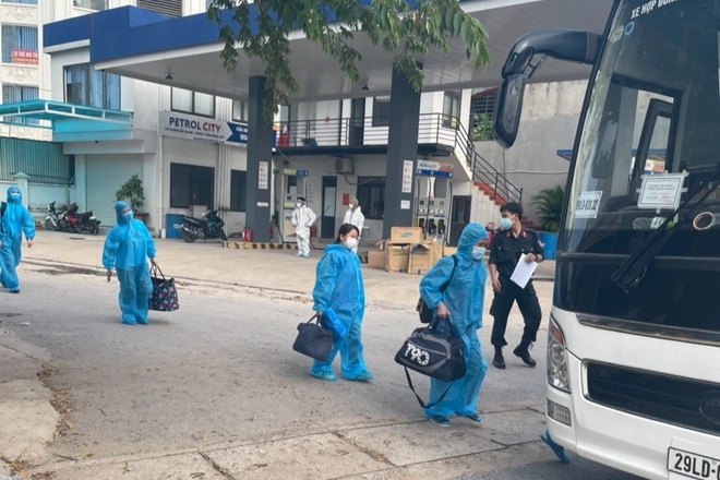 Bắc Giang di chuyển tiếp 2.000 công nhân ra khỏi ổ dịch thôn Núi Hiểu