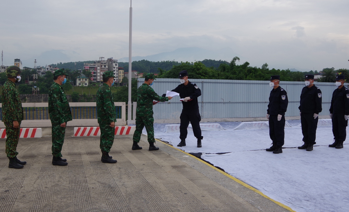 Lực lượng biên phòng Việt Nam và Trung Quốc tuần tra phòng chống dịch