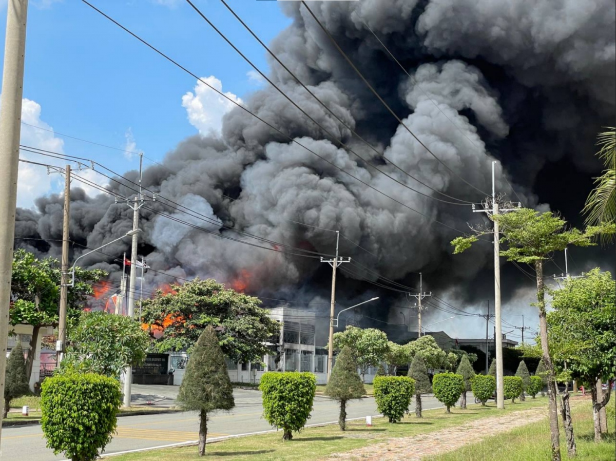 Cháy dữ dội tại công ty hóa chất trong KCN Long Bình, Đồng Nai