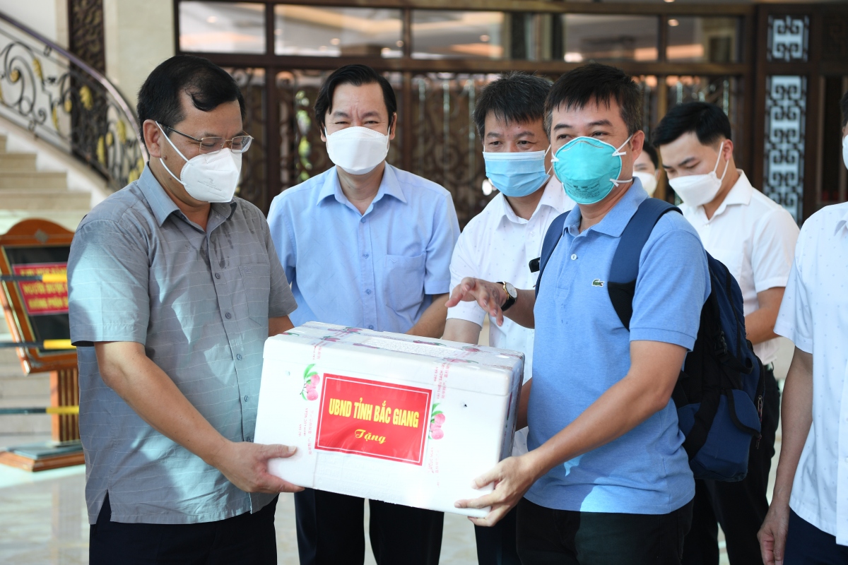 Đội phản ứng nhanh Bệnh viện Chợ Rẫy chia tay Bắc Giang trở về TP.HCM chống dịch
