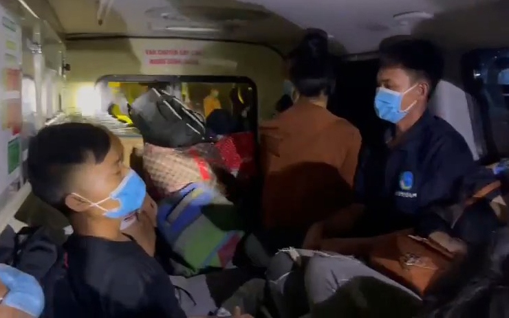 Phát hiện hơn 10 người trong xe cứu thương đi từ Bắc Ninh về Sơn La