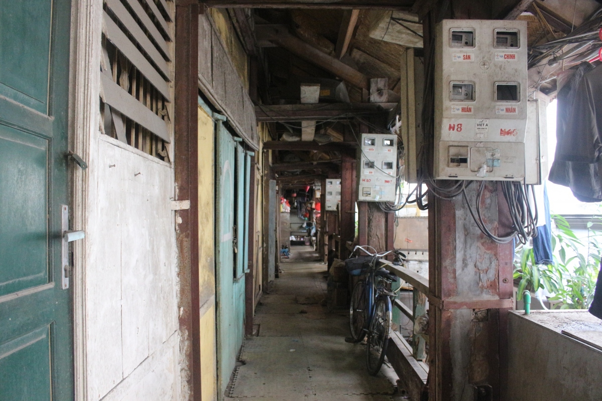 Cận cảnh khu nhà tập thể bằng gỗ xập xệ, xuống cấp ngay trung tâm Hà Nội