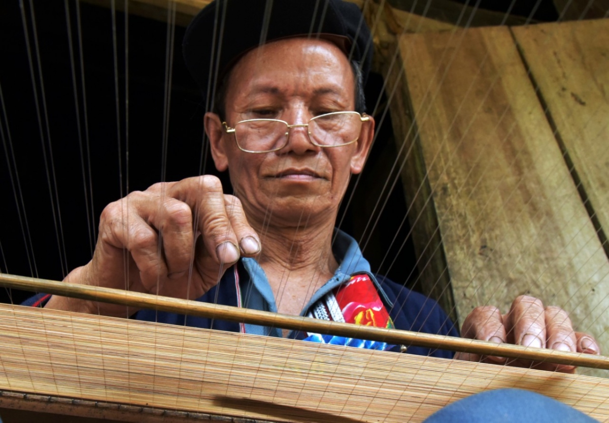 Lò Sành Phin-nghệ nhân người Dao đỏ ở Hà Giang duy trì nghề đan mành tráng giấy bản