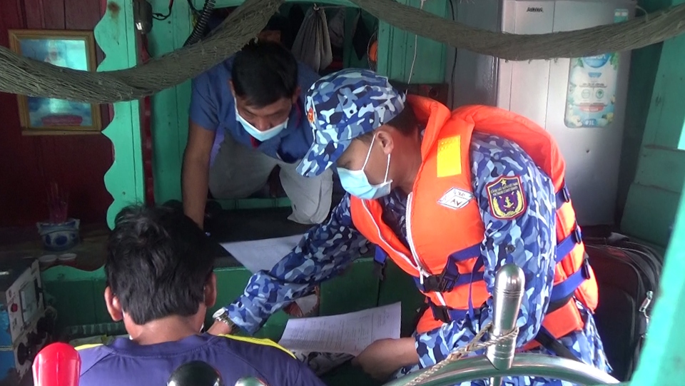 Cảnh sát biển liên tiếp bắt giữ tàu vận chuyển dầu DO không rõ nguồn gốc 