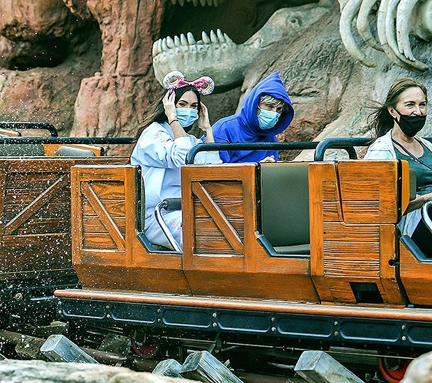 Megan Fox và bạn trai hẹn hò lãng mạn trong công viên Disneyland