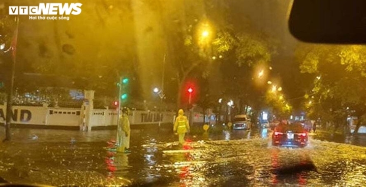 Đường Hà Nội ngập, cây đổ ngổn ngang sau cơn mưa lớn tối muộn