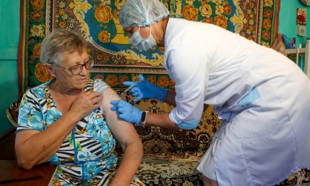 Vì sao người dân Nga bất ngờ đổ xô đi tiêm vaccine ngừa Covid-19?
