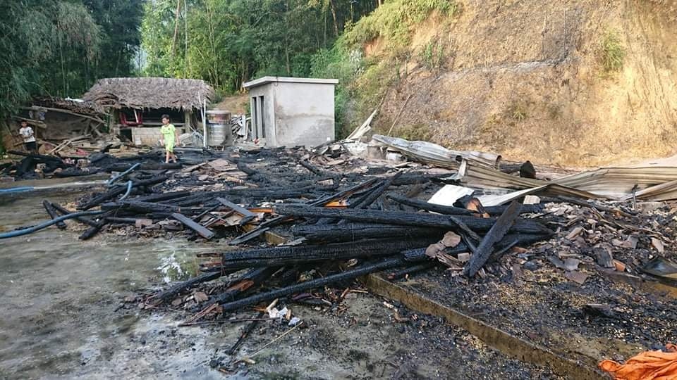 Một ngôi nhà ở Yên Bái bị cháy rụi do chập điện