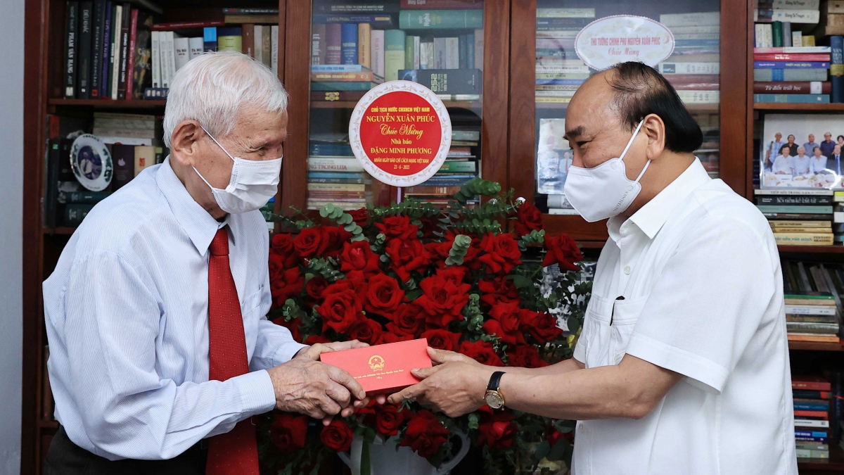 Chủ tịch nước Nguyễn Xuân Phúc thăm Nhà báo lão thành và gia đình cố Nhà báo Hữu Thọ