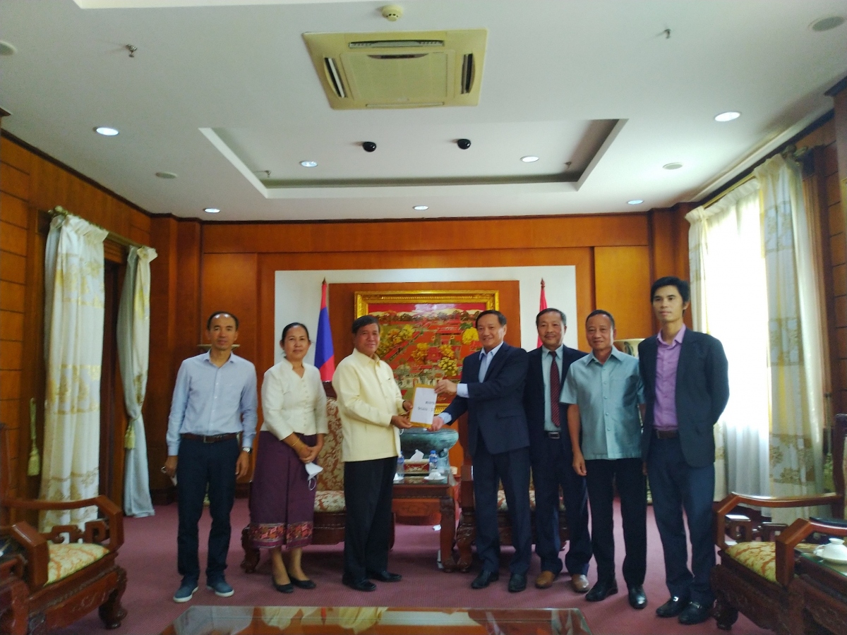 Cơ quan, doanh nghiệp Lào hỗ trợ Việt Nam chống dịch Covid-19