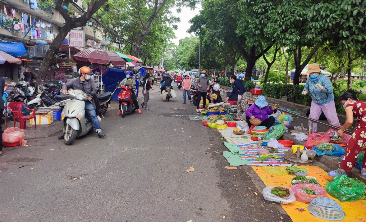 TP.HCM dừng chợ tự phát, cấm tụ tập quá 3 người nơi công cộng