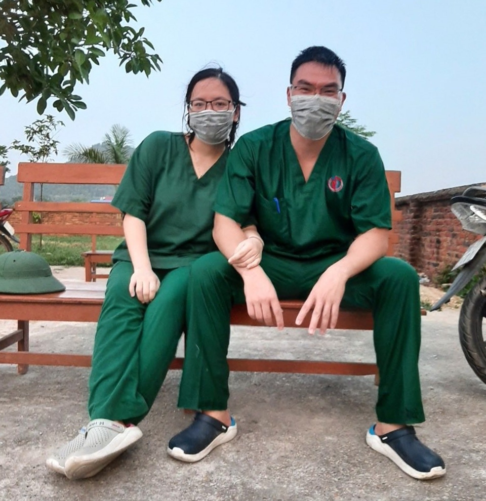"Trăng mật đặc biệt" của cặp vợ chồng bác sĩ giữa tâm dịch Bắc Giang