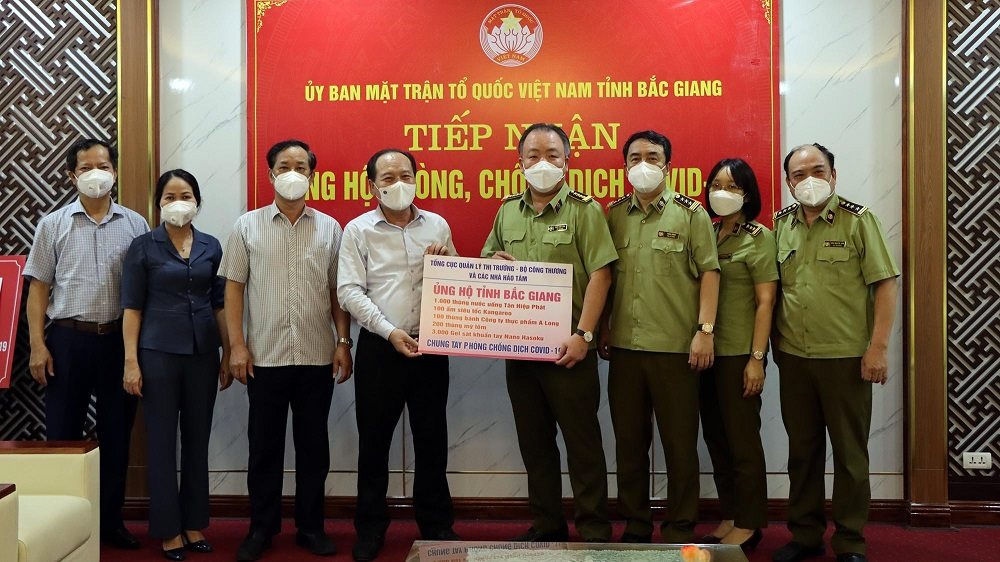Tổng Cục QLTT trực tiếp trao nhu yếu phẩm, vật tư y tế đến tâm dịch Bắc Giang