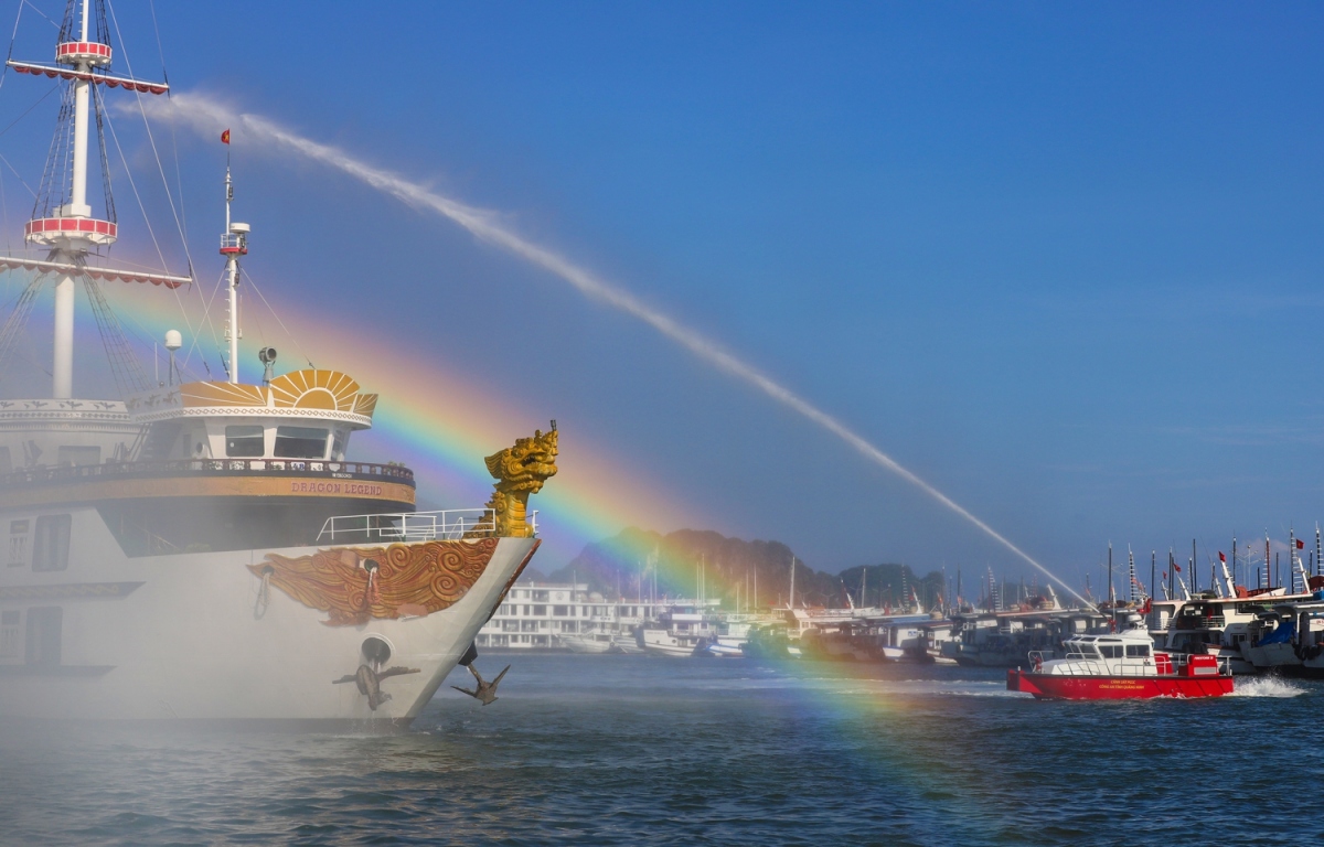 Diễn tập quy mô lớn phương án chữa cháy tàu du lịch trên vịnh Hạ Long