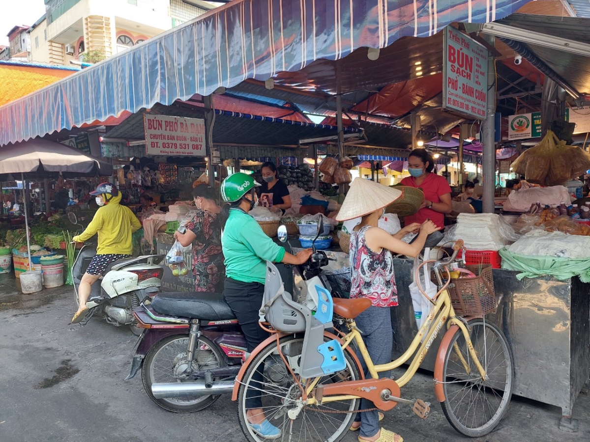 Hà Nội ngày đầu siết chặt chống dịch Covid-19: Chợ dân sinh đông đúc, siêu thị thưa người