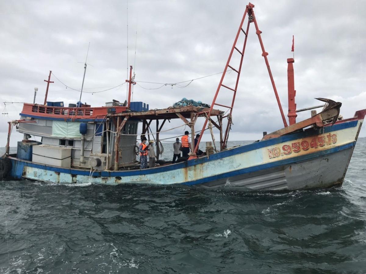 Cảnh sát biển bắt giữ tàu vận chuyển 50.000 lít dầu DO trái phép