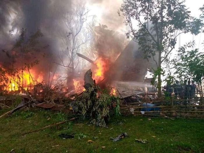 Máy bay quân sự chở 92 người của Philippines bị rơi, ít nhất 17 quân nhân thiệt mạng