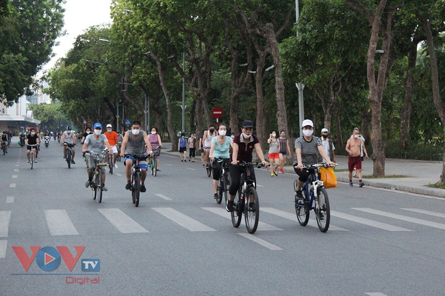 Người dân vẫn chủ quan, lơ là sau khi Hà Nội siết chặt phòng, chống dịch Covid-19