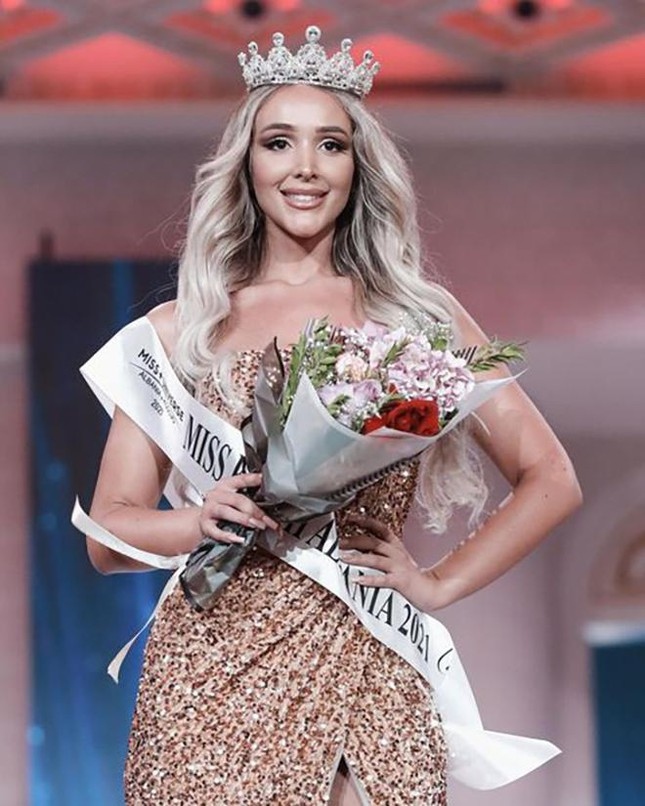 "Cô gái tóc vàng" xinh đẹp trở thành Hoa hậu Trái đất Albania 2021