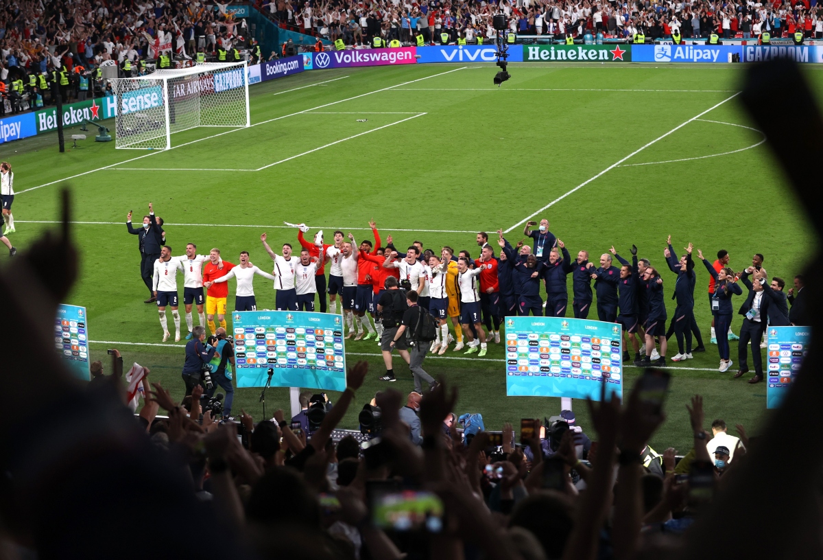 Sân Wembley mở hội, ĐT Anh ăn mừng cuồng nhiệt khi vào chung kết EURO 2021