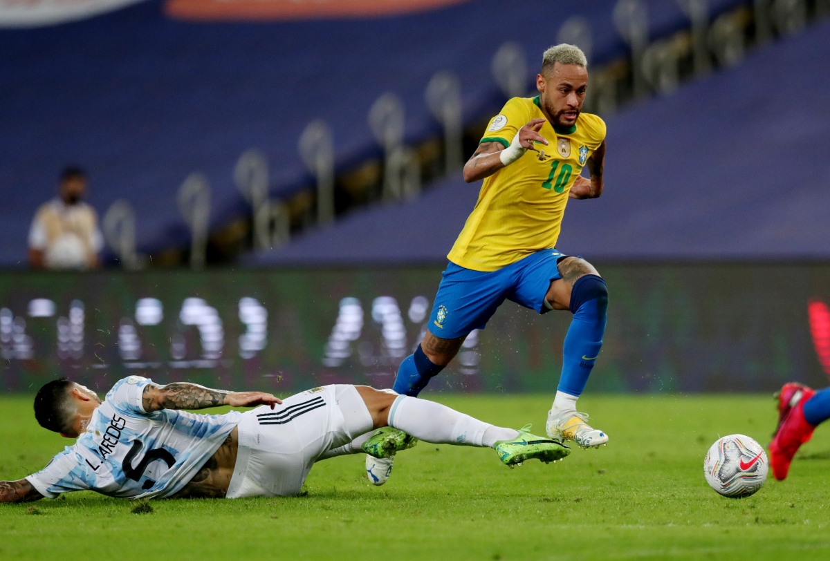 Neymer bị kéo rách quần ở trận chung kết Copa America 2021