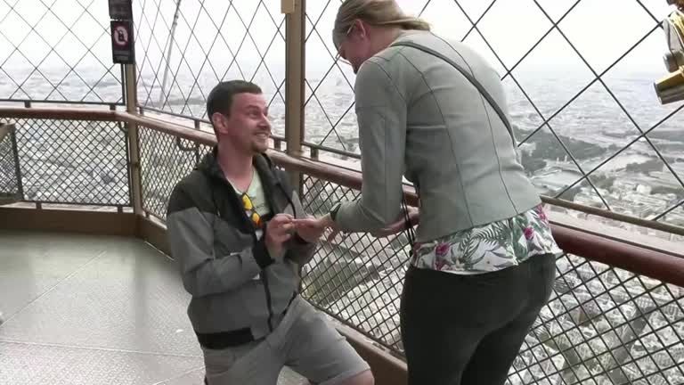 Tháp Eiffel chứng kiến màn cầu hôn đầu tiên sau 8 tháng