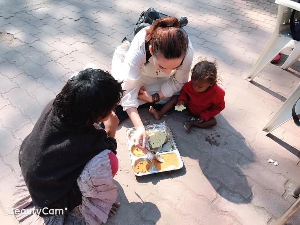 Phi Nhung, Việt Hương làm từ thiện giúp đỡ bà con khó khăn trong tâm dịch Covid-19
