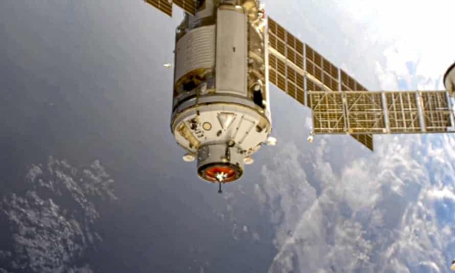 Module của Nga vừa phóng lên trạm vũ trụ đã đẩy ISS xoay 45 độ