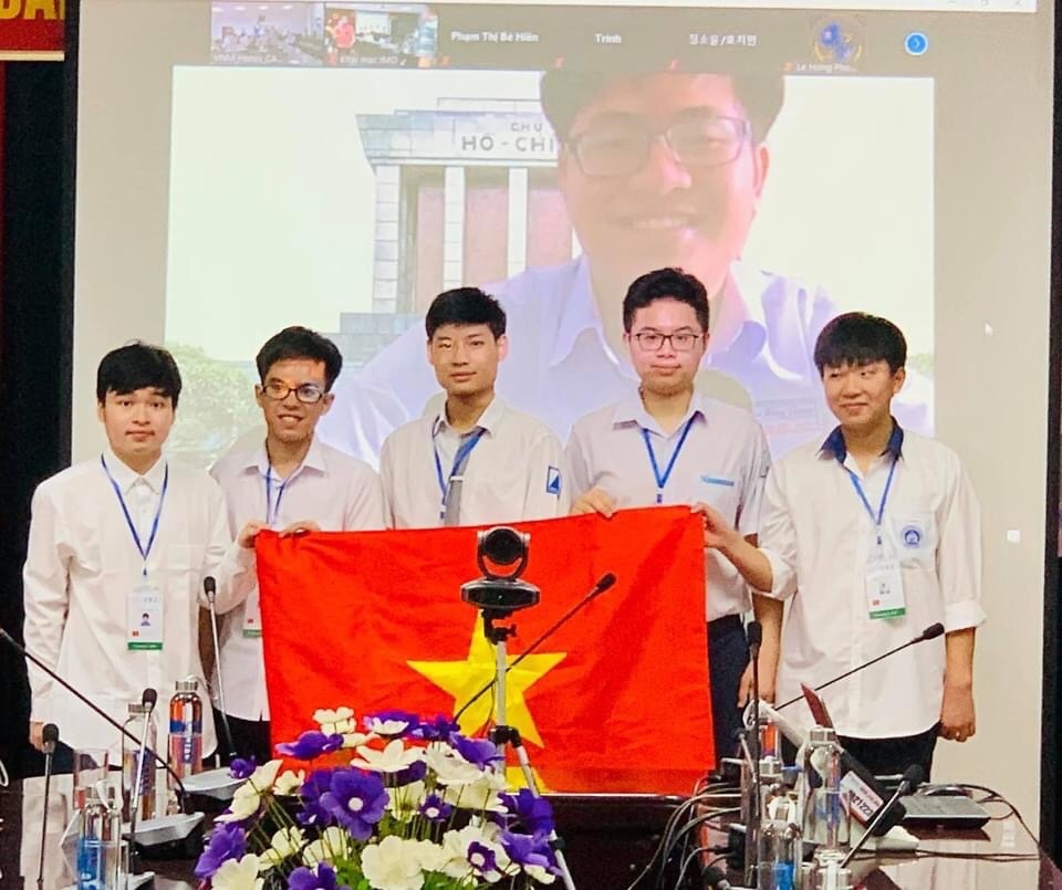 Hà Nội khen thưởng học sinh đạt thành tích tại các kỳ thi Olympic quốc tế 2021