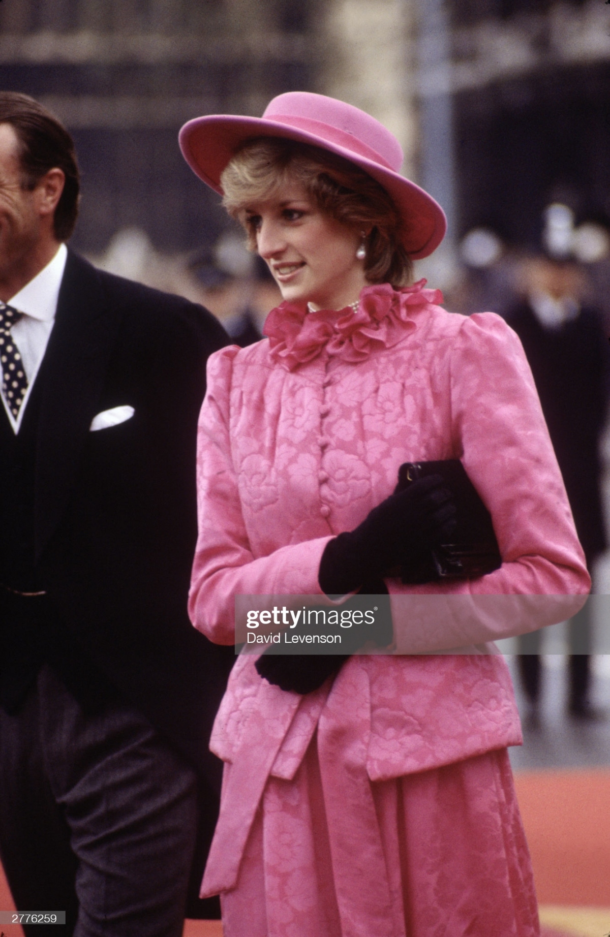 Diện trang phục màu hồng rực rỡ, thanh lịch như công nương Diana