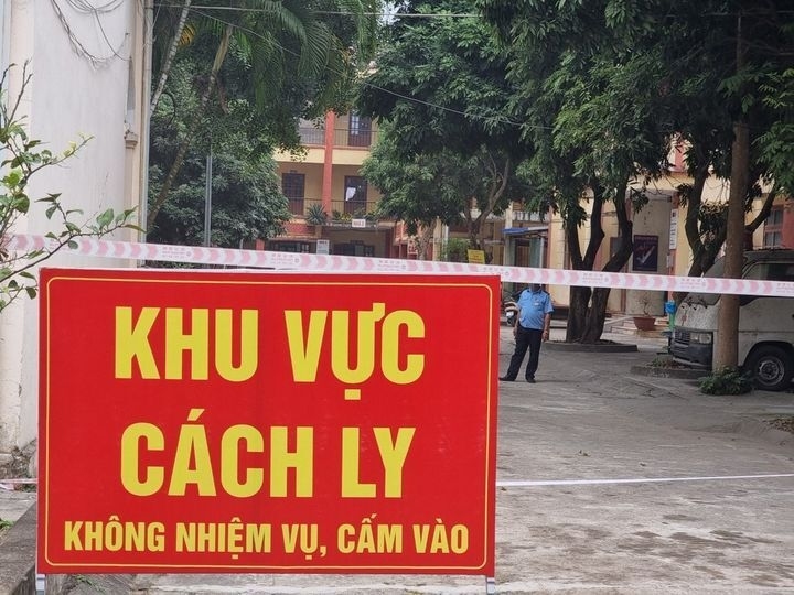 Tiếp xúc F0, chủ tịch và trưởng công an thị trấn ở Hà Nội phải đi cách ly