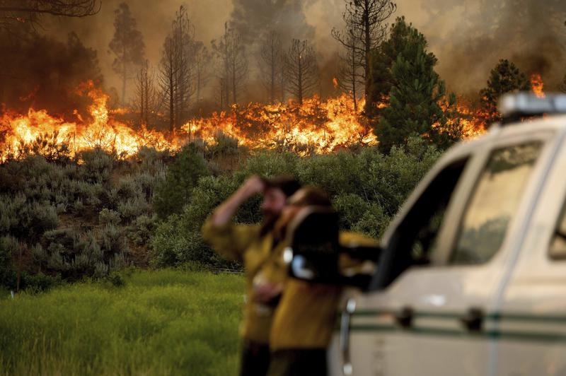 Nước từ máy bay chưa chạm đất đã bốc hơi, cháy rừng ở Mỹ gần như mất kiểm soát